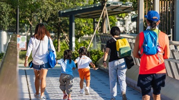 公园为附近居民提供一个平静的空间，可以暂离烦嚣，并在其中流连和玩耍。